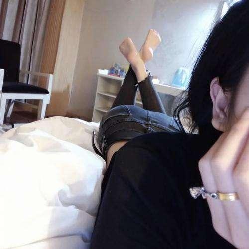 看看夜瑾在做什么