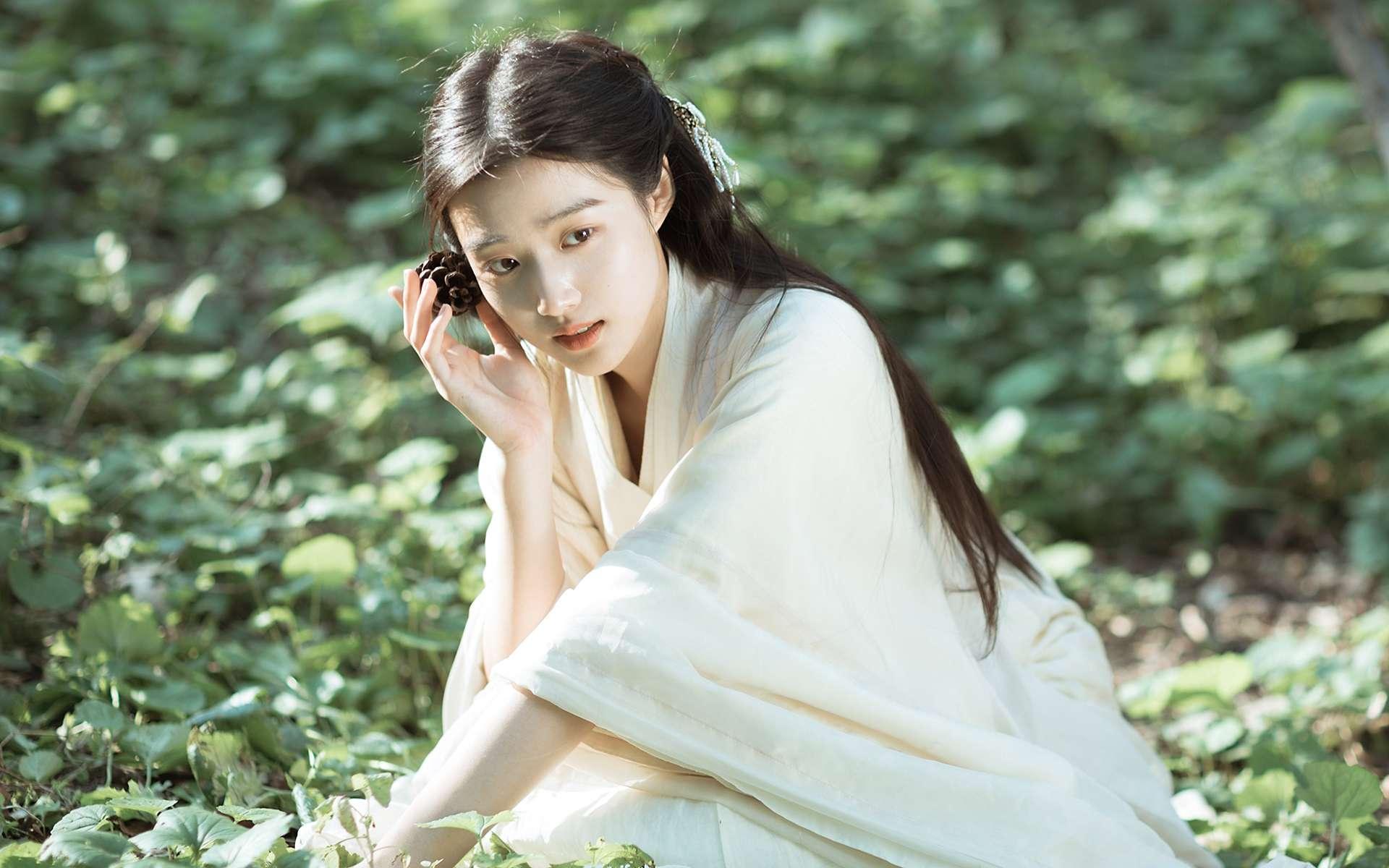 撩起老师已湿润的蕾丝内裤视频