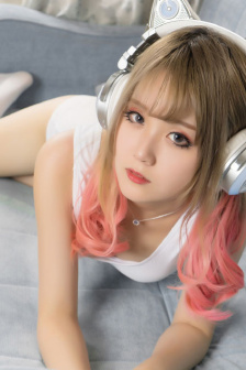 提刀而立，為之四顧