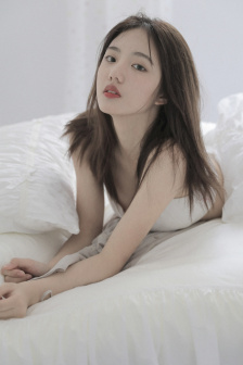 眼淚沾濕了他的衣服