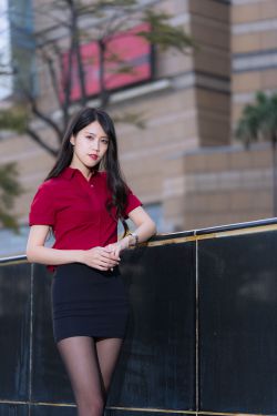 青衣姑娘吃著糕點